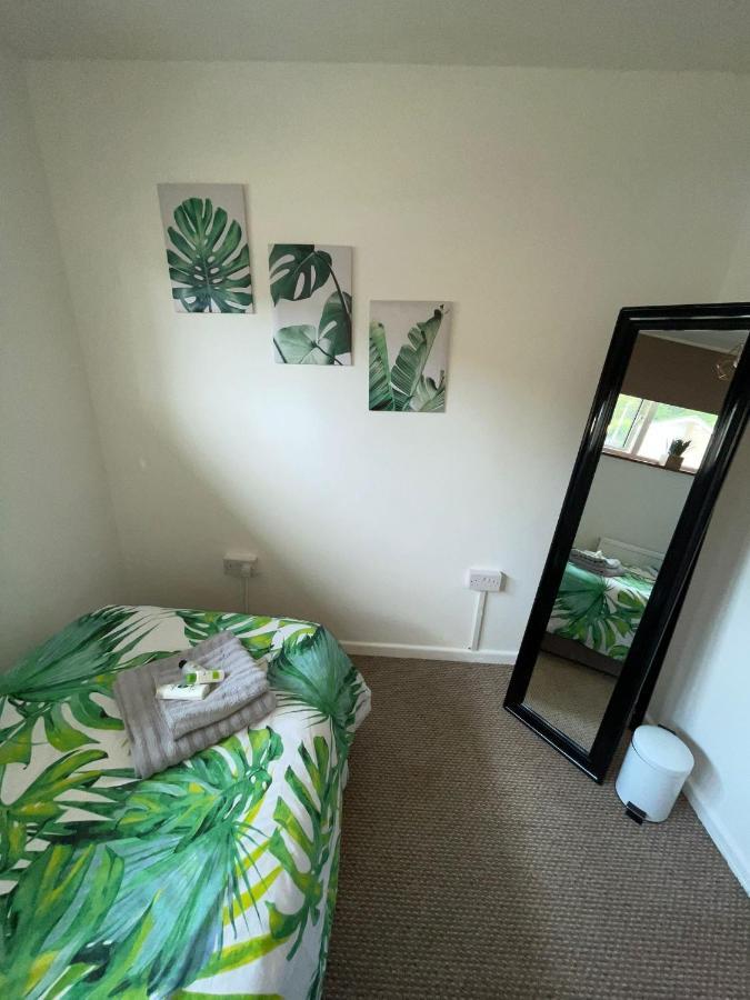 5Min Drive To Luton Airport, 2 Train Stations & Motorway - Free Parking - Late Check Out 11Am - Quiet & Peaceful Location With A Relaxing Garden - Only 25Min Drive To North London - Free Wifi Apartment Luaran gambar