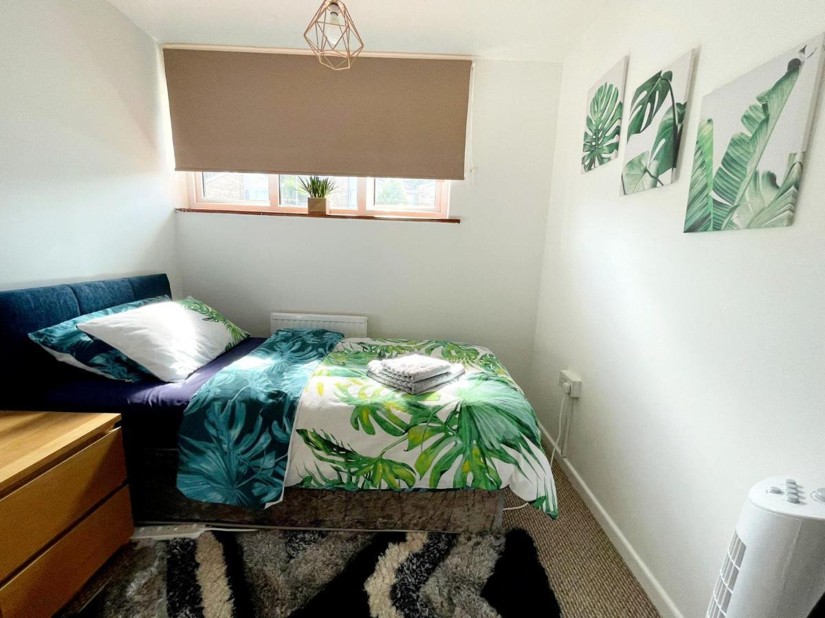 5Min Drive To Luton Airport, 2 Train Stations & Motorway - Free Parking - Late Check Out 11Am - Quiet & Peaceful Location With A Relaxing Garden - Only 25Min Drive To North London - Free Wifi Apartment Luaran gambar
